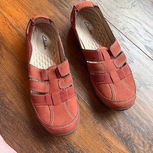 Clarks Haley Stork Slip On burnt reddish orange size 9 (SB1)